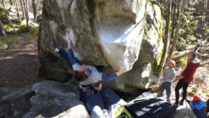 Janek beim Bouldern in Fontainebleau